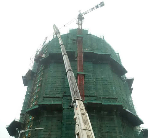 普定吊车在工地上作业